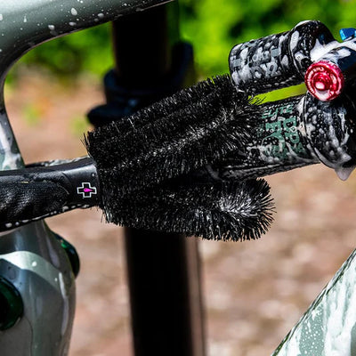 MUC-OFF 2-PRONG BRUSH