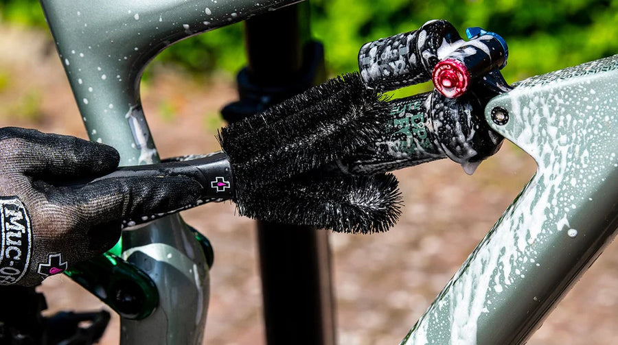 MUC-OFF 2-PRONG BRUSH